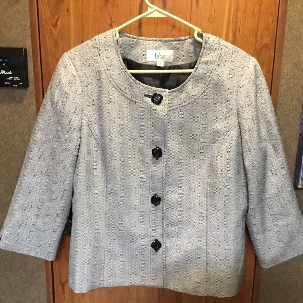 NWOT. LeSuit Brand Women’s Size 16 Suit Blazer/Jacket in Black and White Print